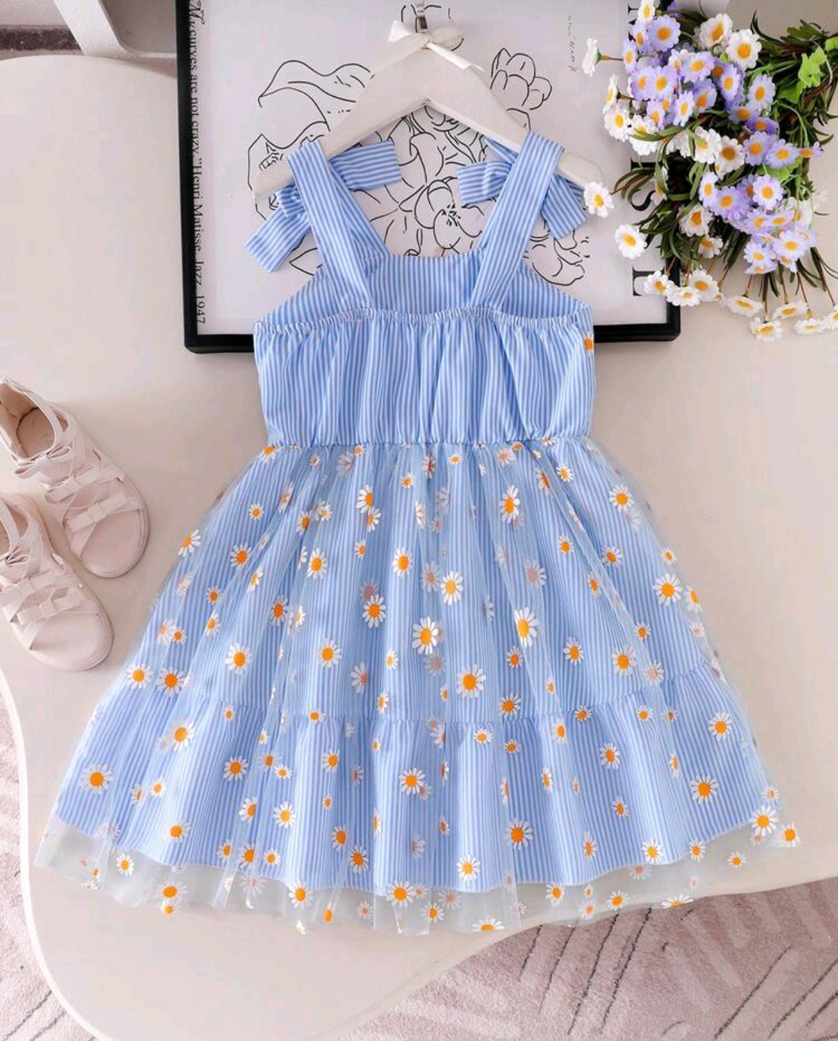 Vestido de tiritas con detalles de margaritas