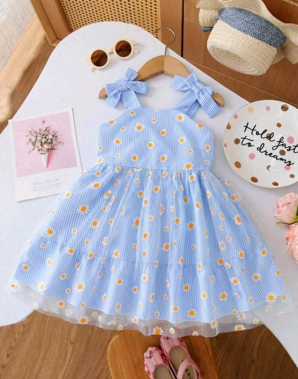 Vestido de tiritas con detalles de margaritas