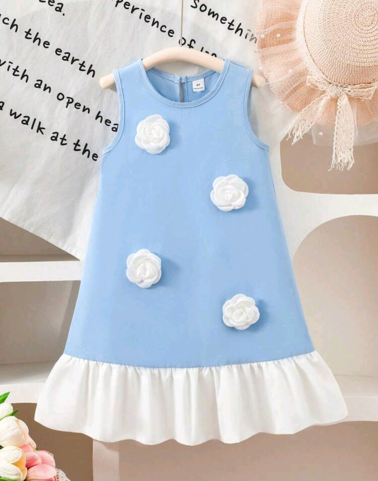 Vestido celeste sin mangas con detalles de flores 3D