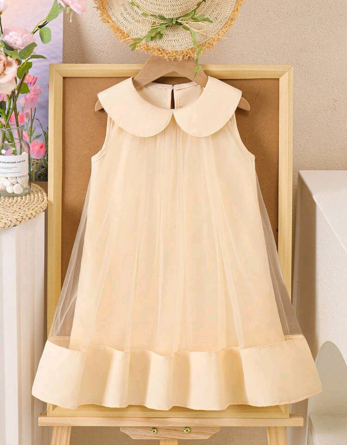 Vestido con cuello y tul