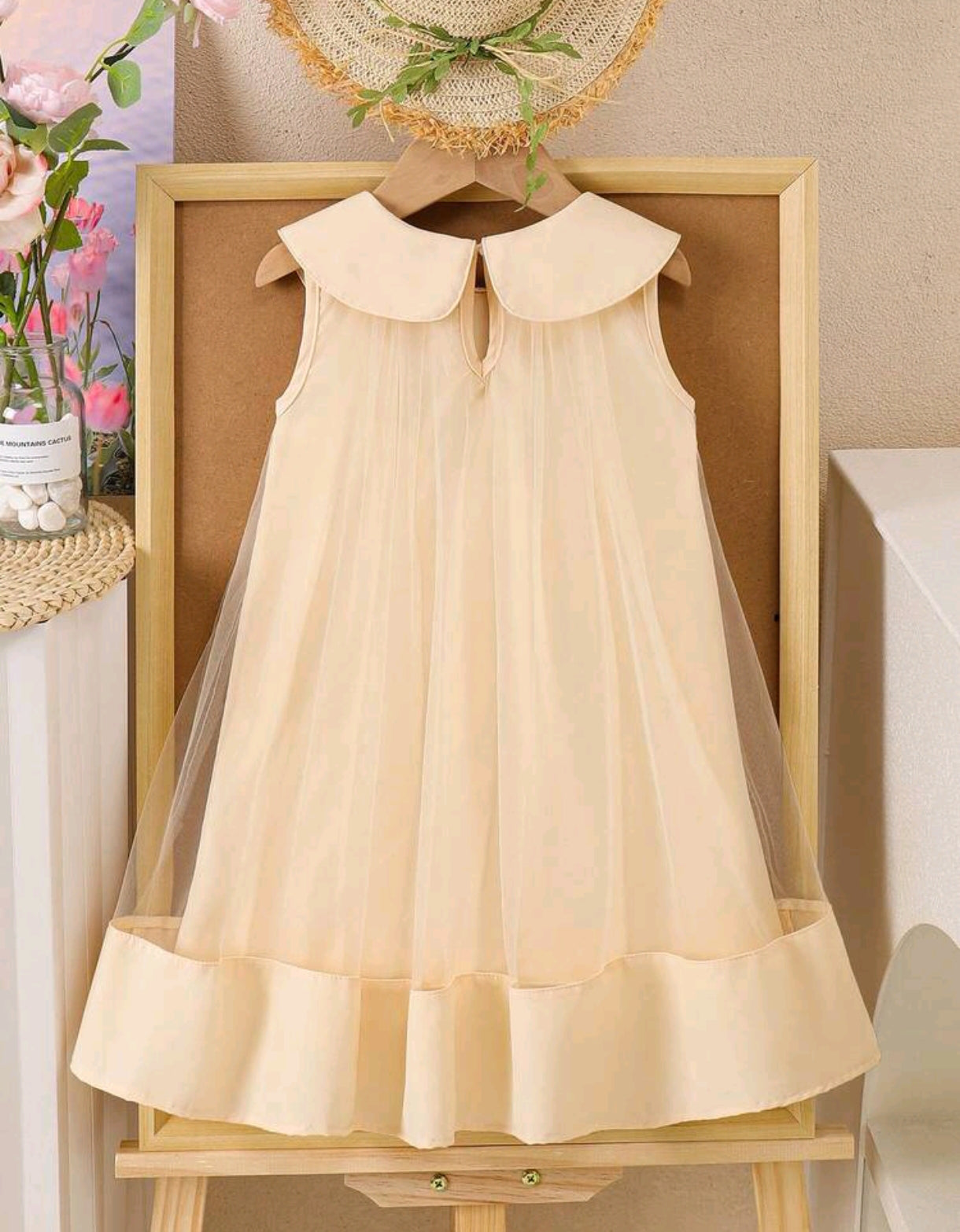 Vestido con cuello y tul