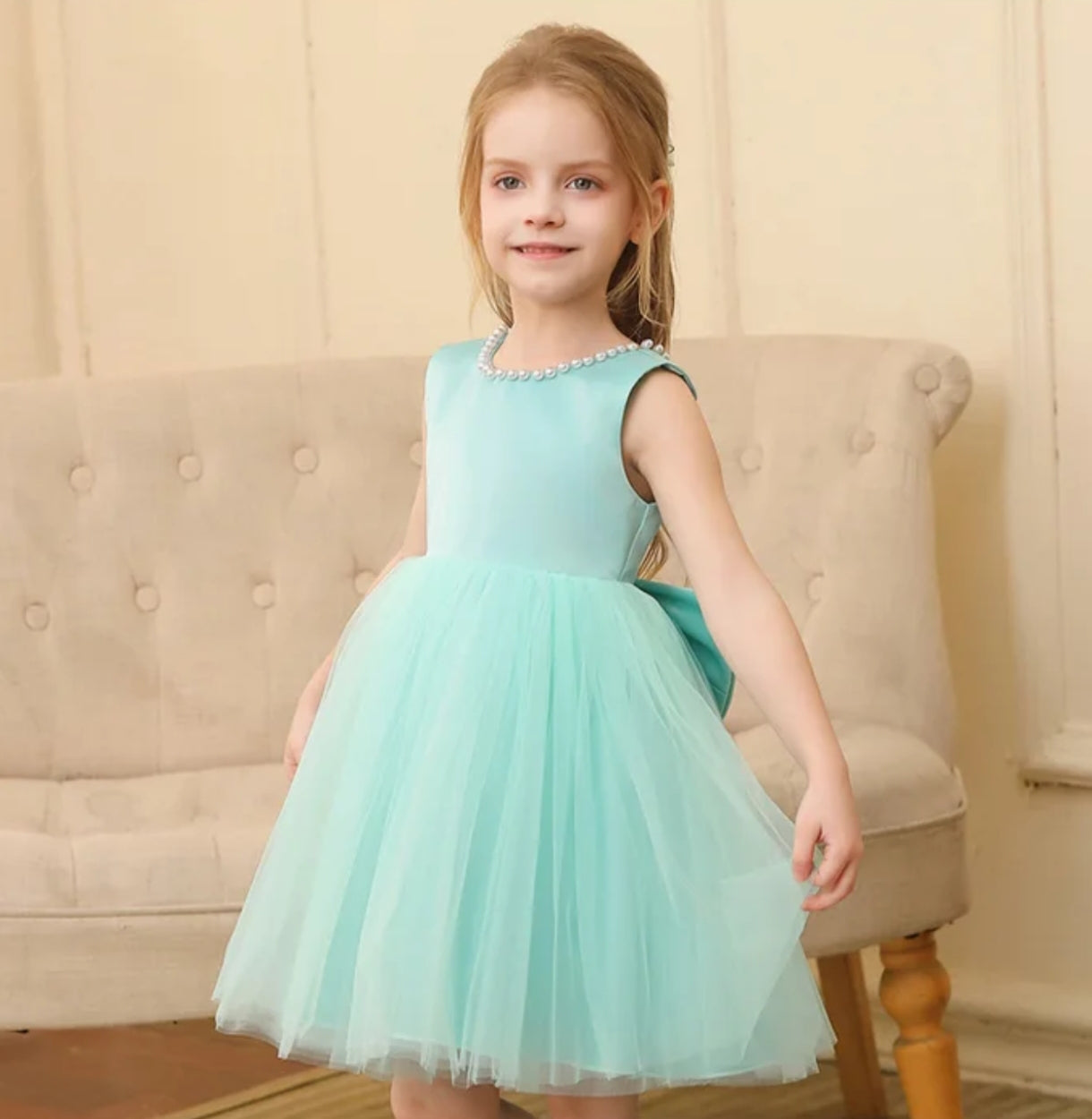 Vestido Elegante con tul y perlitas con moño en la espalda