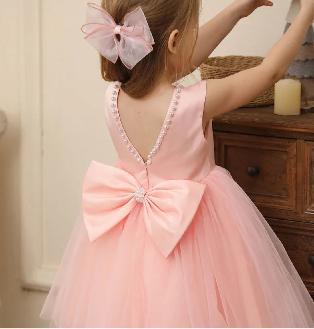 Vestido Elegante con tul y perlitas con moño en la espalda