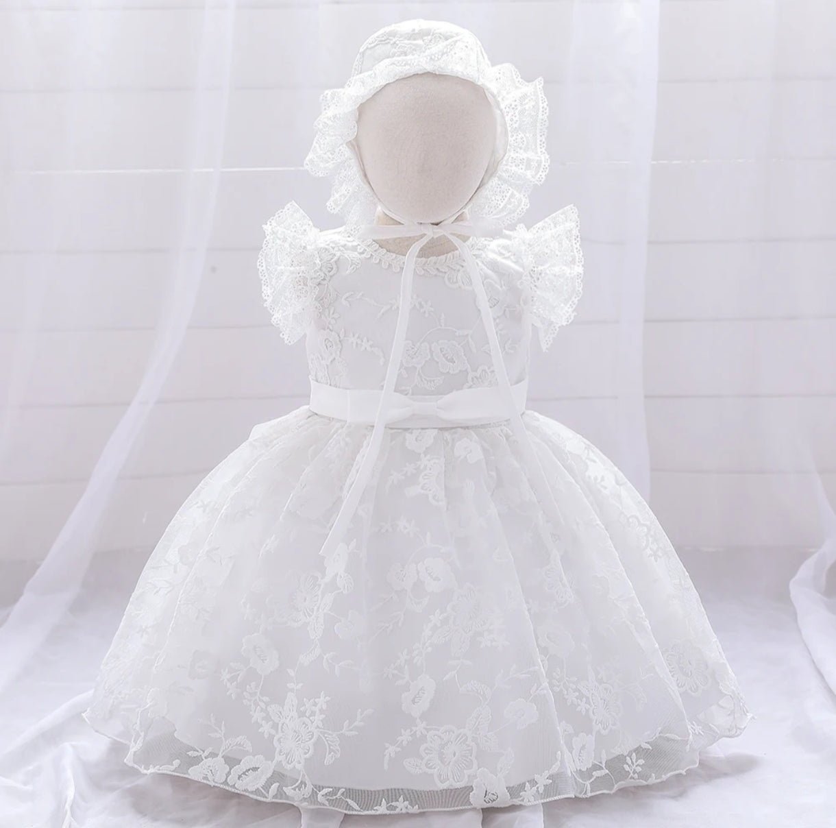 Vestido blanco bebé de renda con gorrito