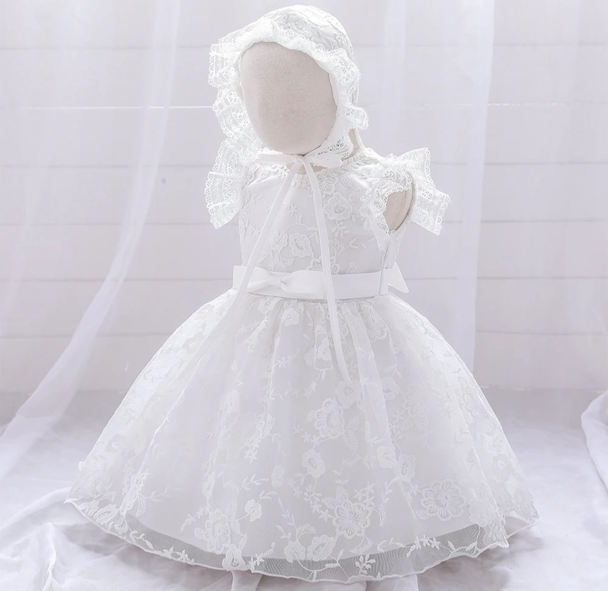 Vestido blanco bebé de renda con gorrito