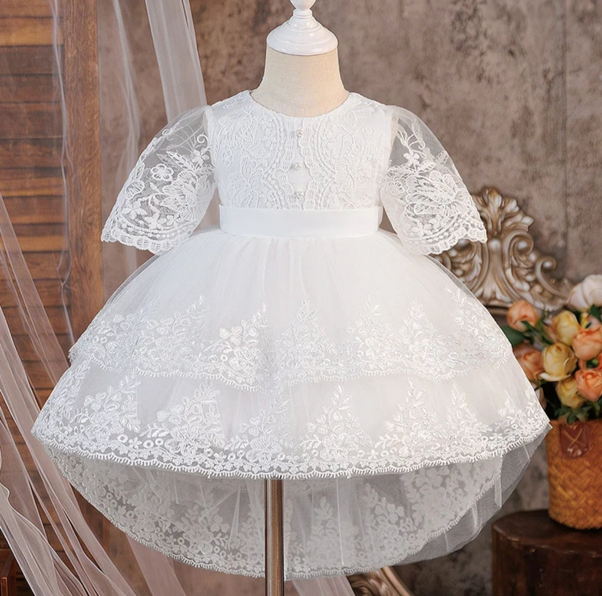 Vestido blanco bebé de renda con mangas y cola larga