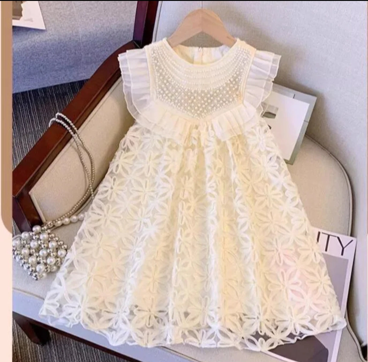 Vestido Beige de renda con detalles en perlitas