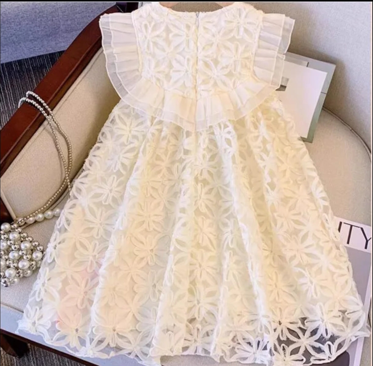 Vestido Beige de renda con detalles en perlitas