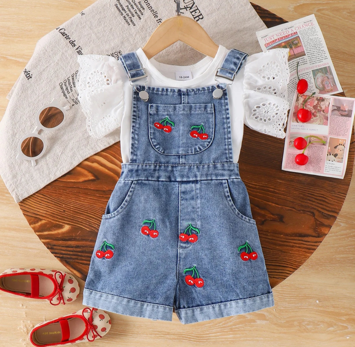 Blusa mangas de broderie+ jardinera de jeans con bordados de cereza