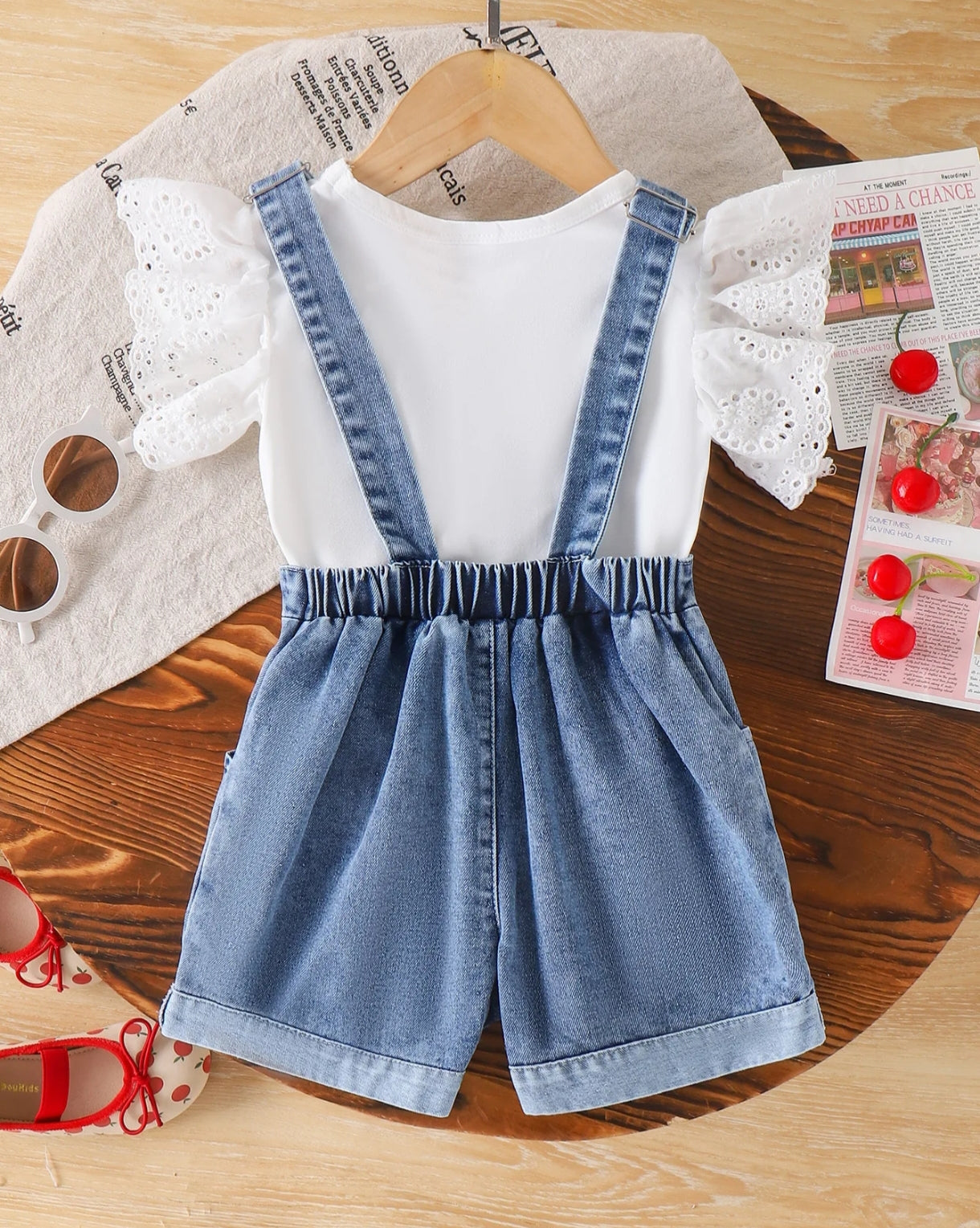 Blusa mangas de broderie+ jardinera de jeans con bordados de cereza