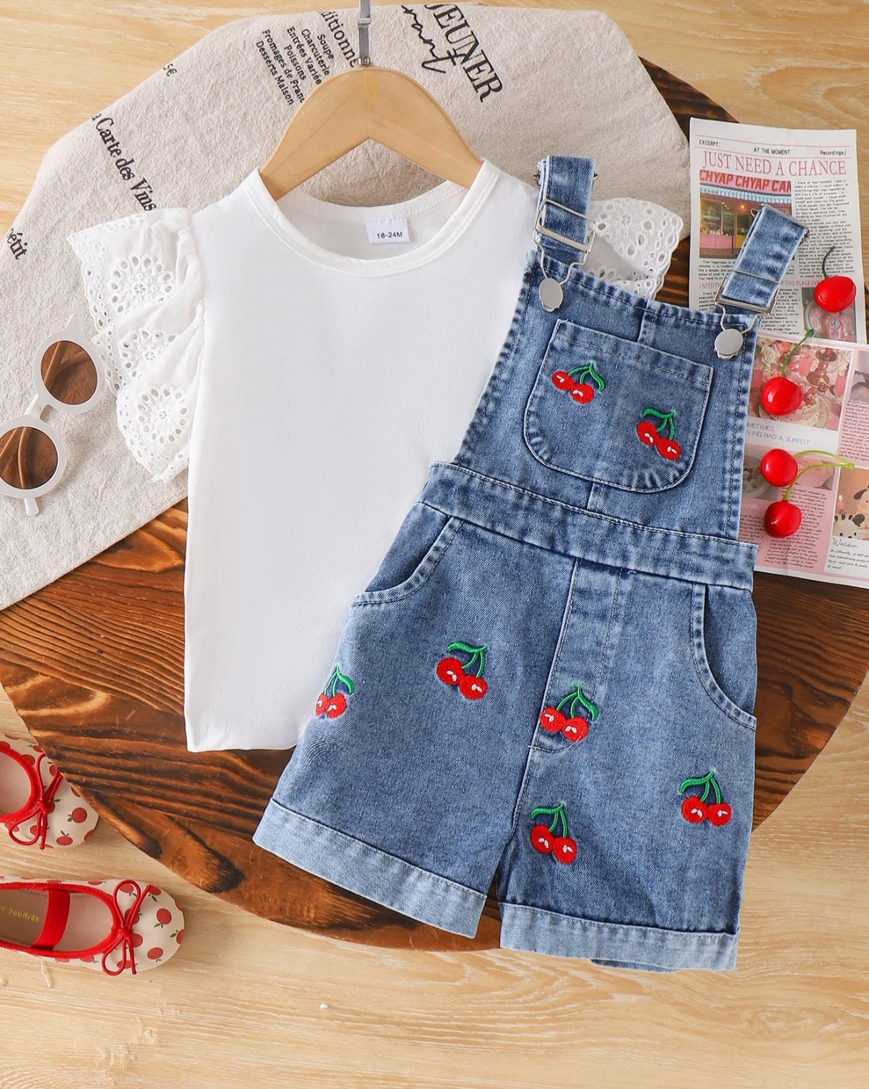 Blusa mangas de broderie+ jardinera de jeans con bordados de cereza