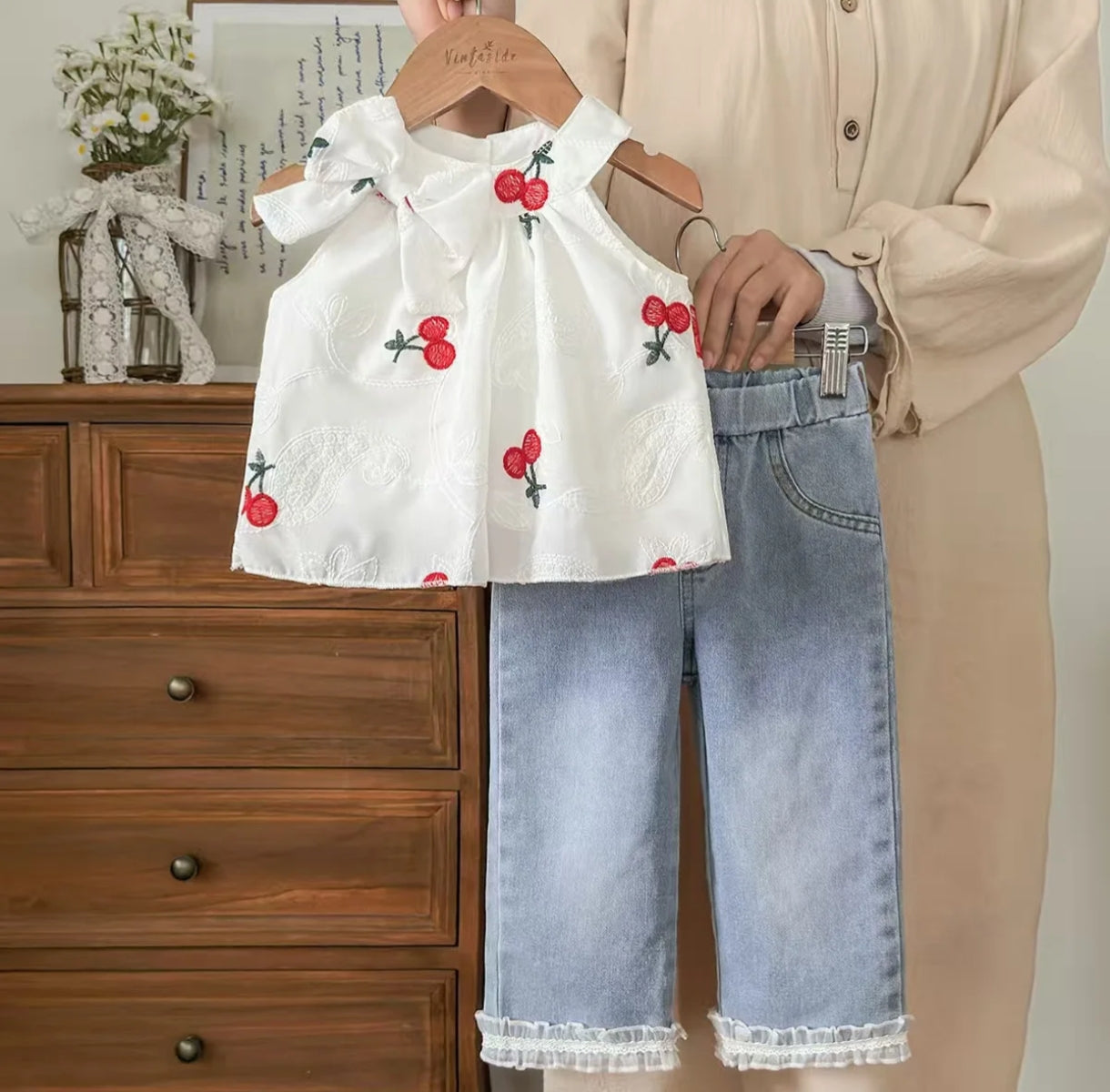 Blusa de broderie con bordados de cereza+ pantalón de Jeans