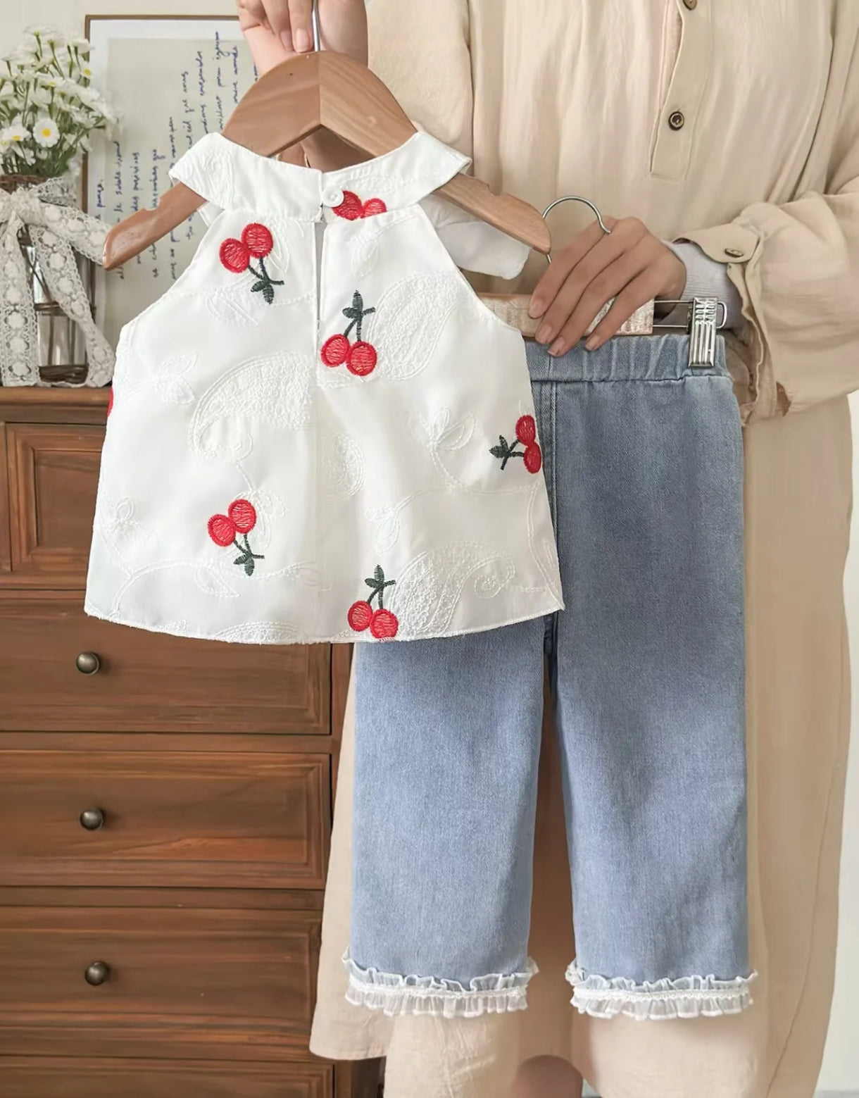 Blusa de broderie con bordados de cereza+ pantalón de Jeans