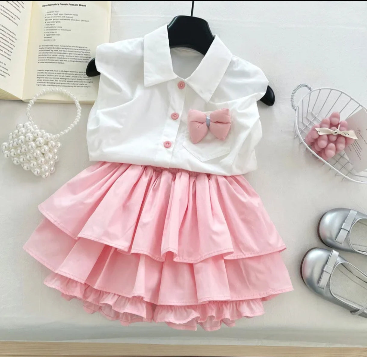 Camisa sin mangas con moño + short pollera