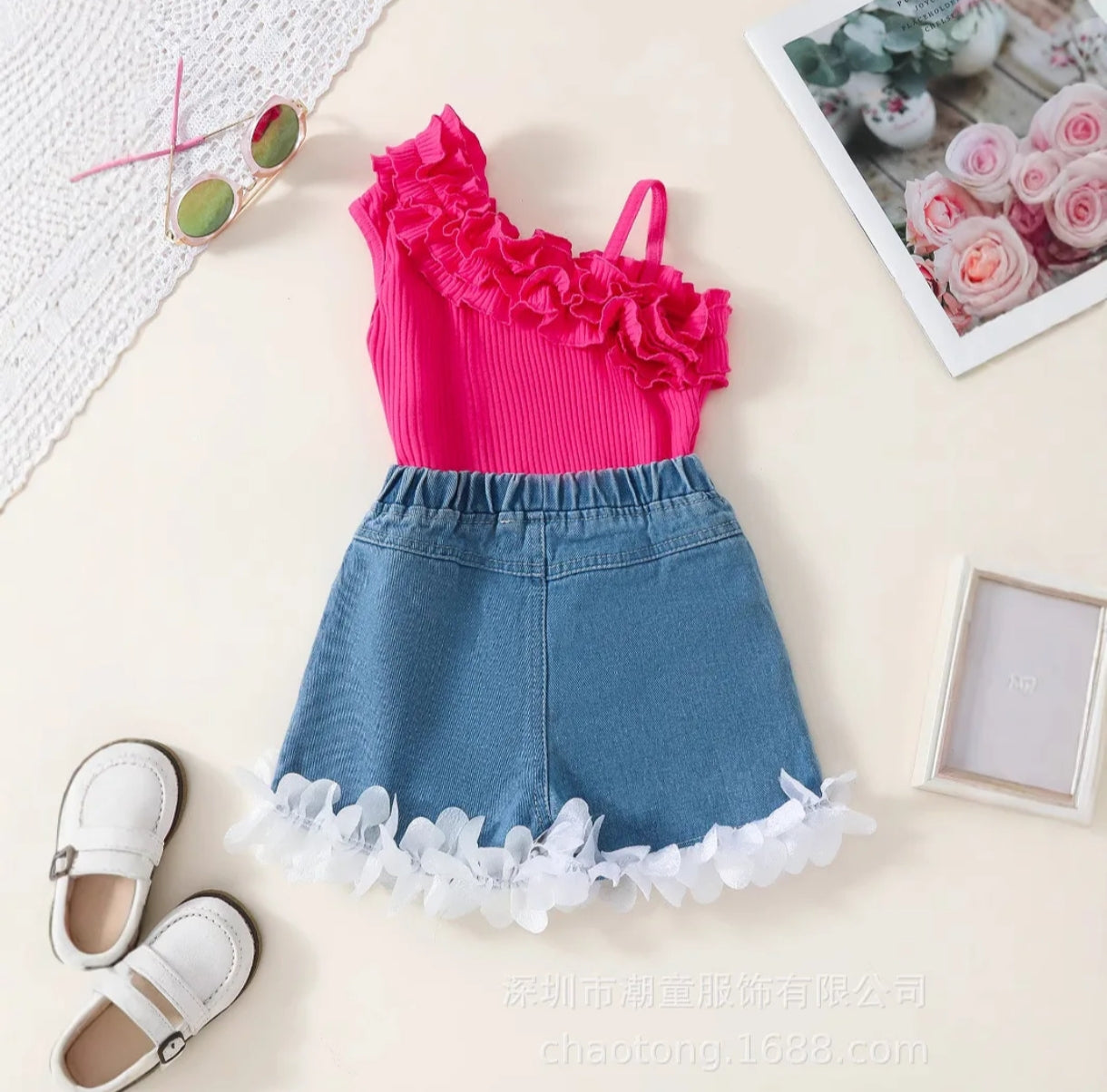 Blusa de mangas asimétrica+ short  de jeans con encaje