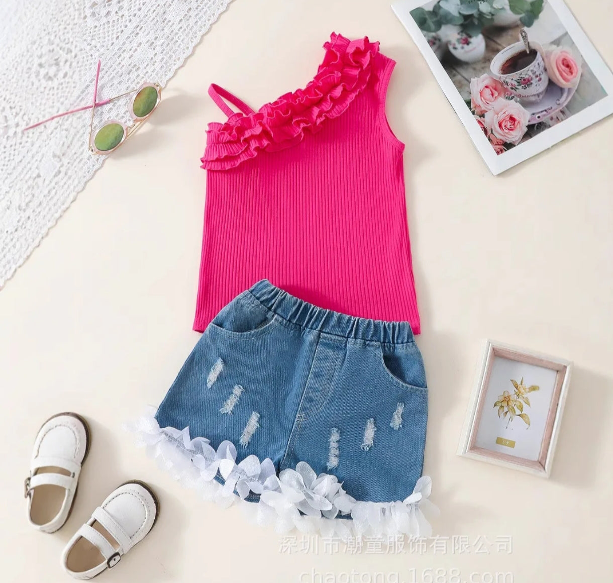 Blusa de mangas asimétrica+ short  de jeans con encaje