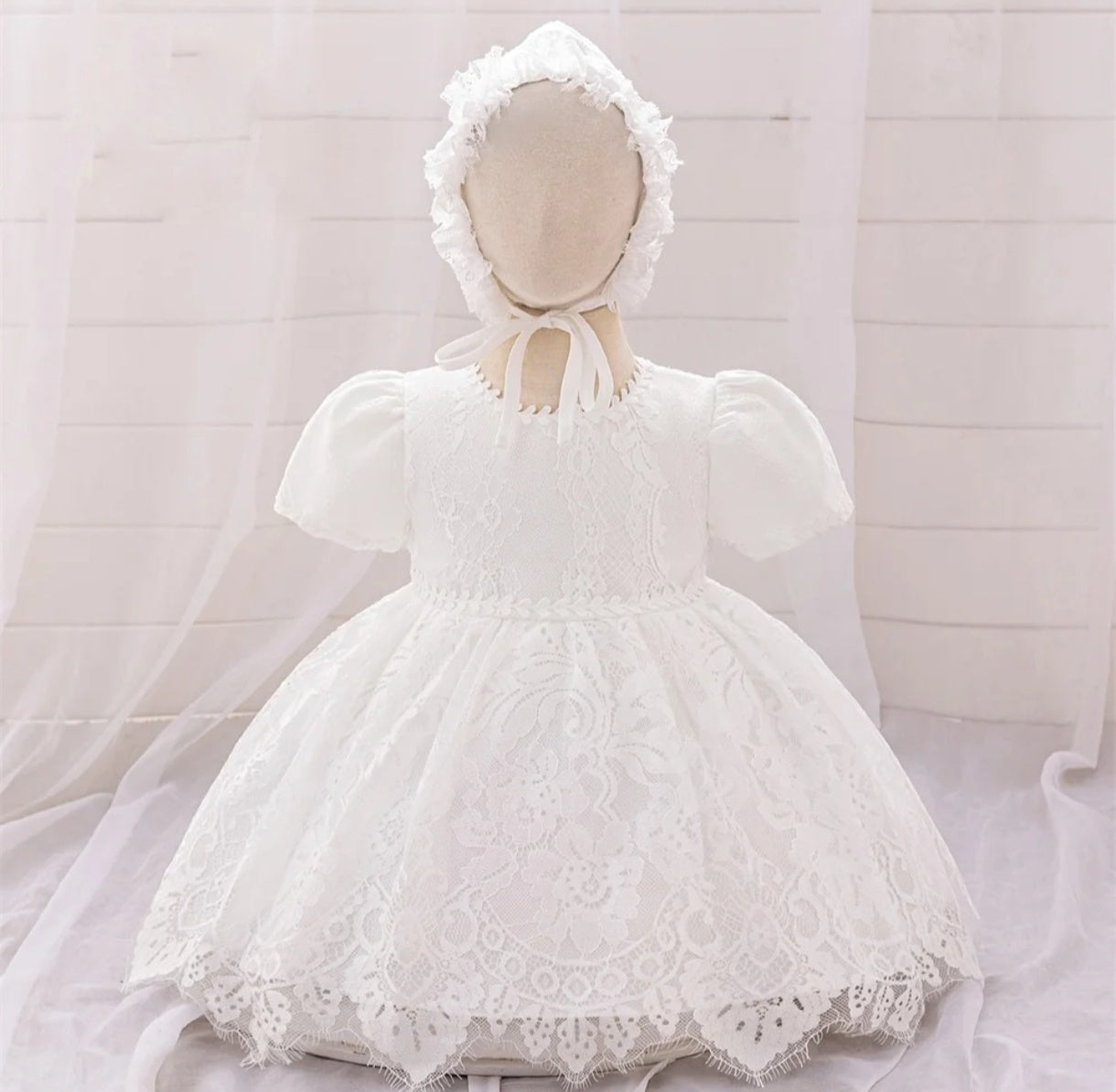 Vestido blanco bebé con mangas de renda y gorrito
