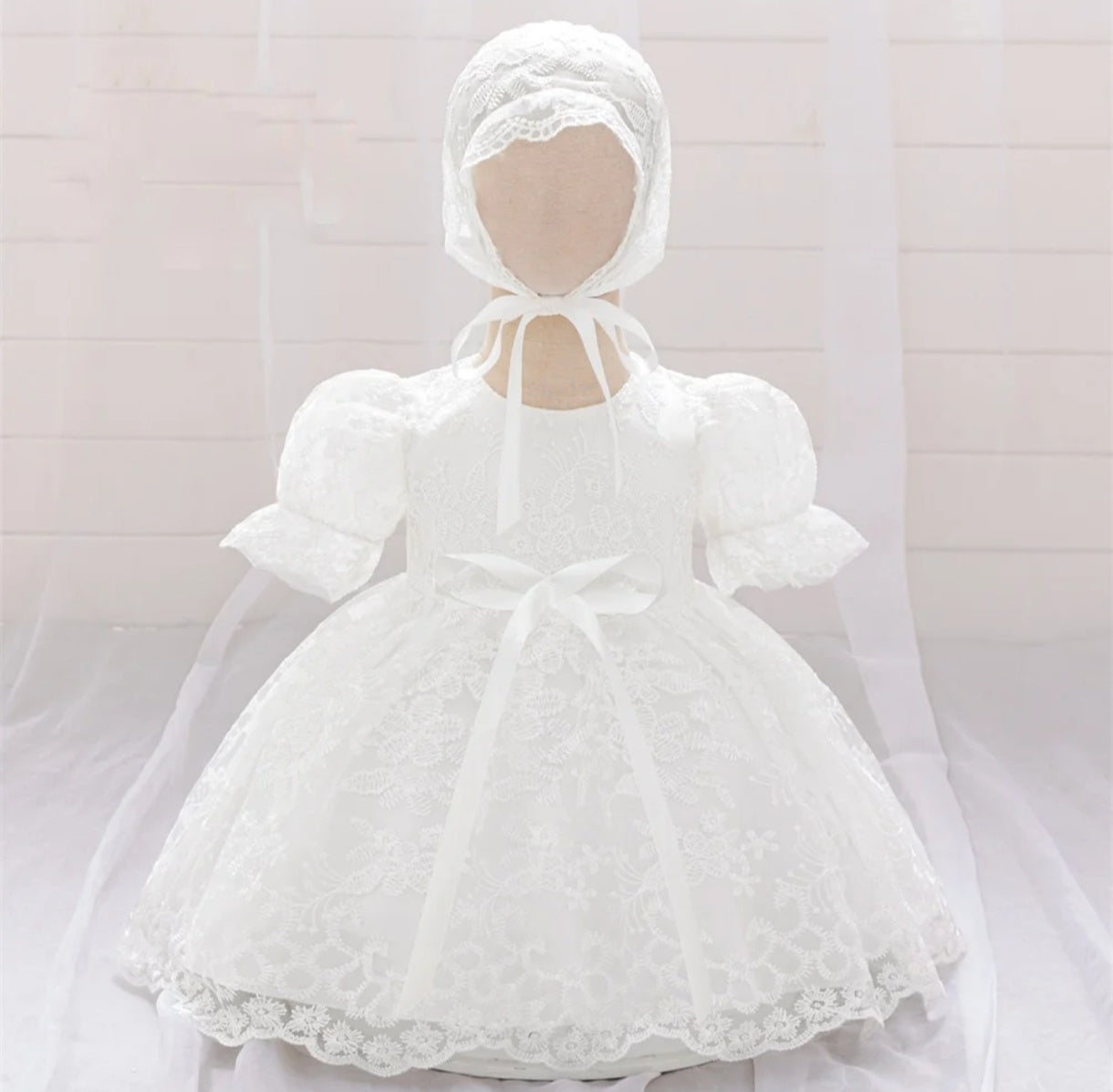 Vestido Blanco bebé de renda con mangas abullonadas+ gorrito