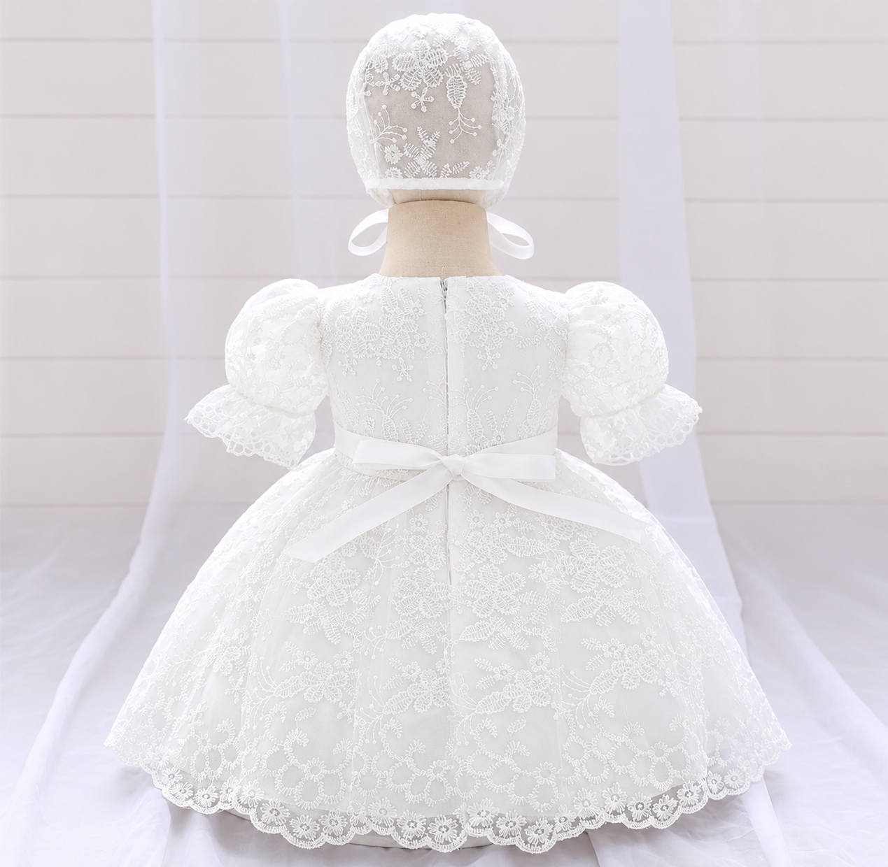 Vestido Blanco bebé de renda con mangas abullonadas+ gorrito