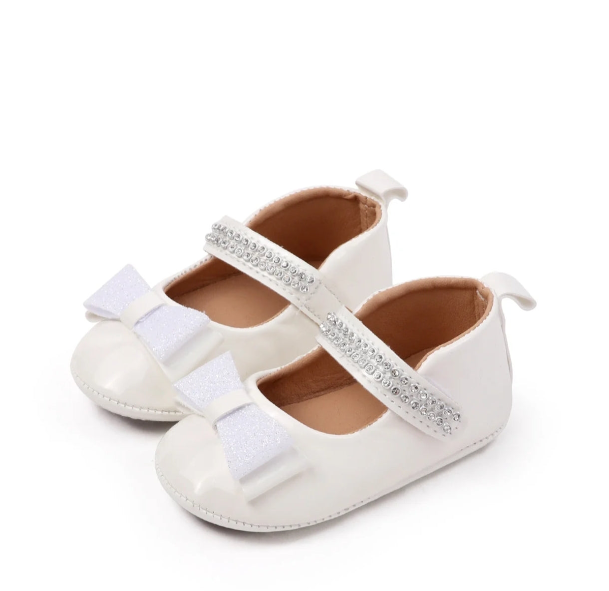 Acc. Zapatito Charolado con moño y detalles en brillos