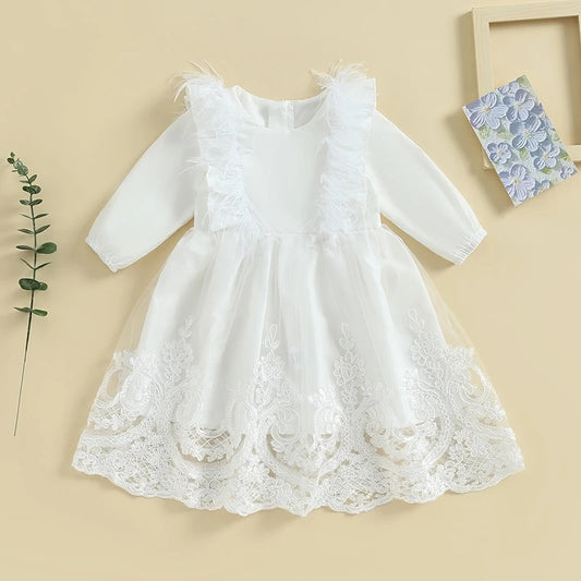 Vestido blanco mangas largas con plumas