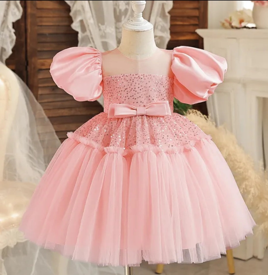 Vestido elegante lentejuelas y mangas princesas