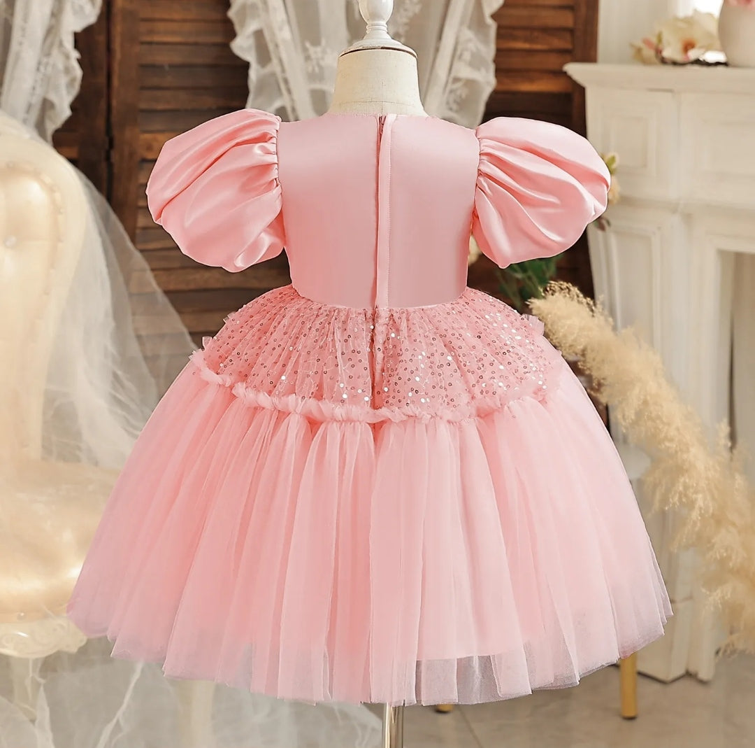 Vestido elegante lentejuelas y mangas princesas