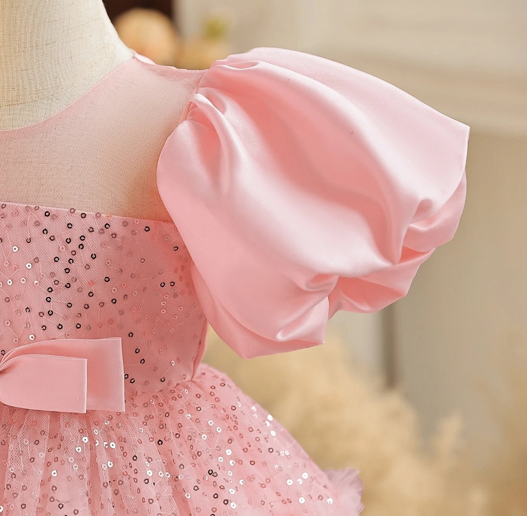 Vestido elegante lentejuelas y mangas princesas