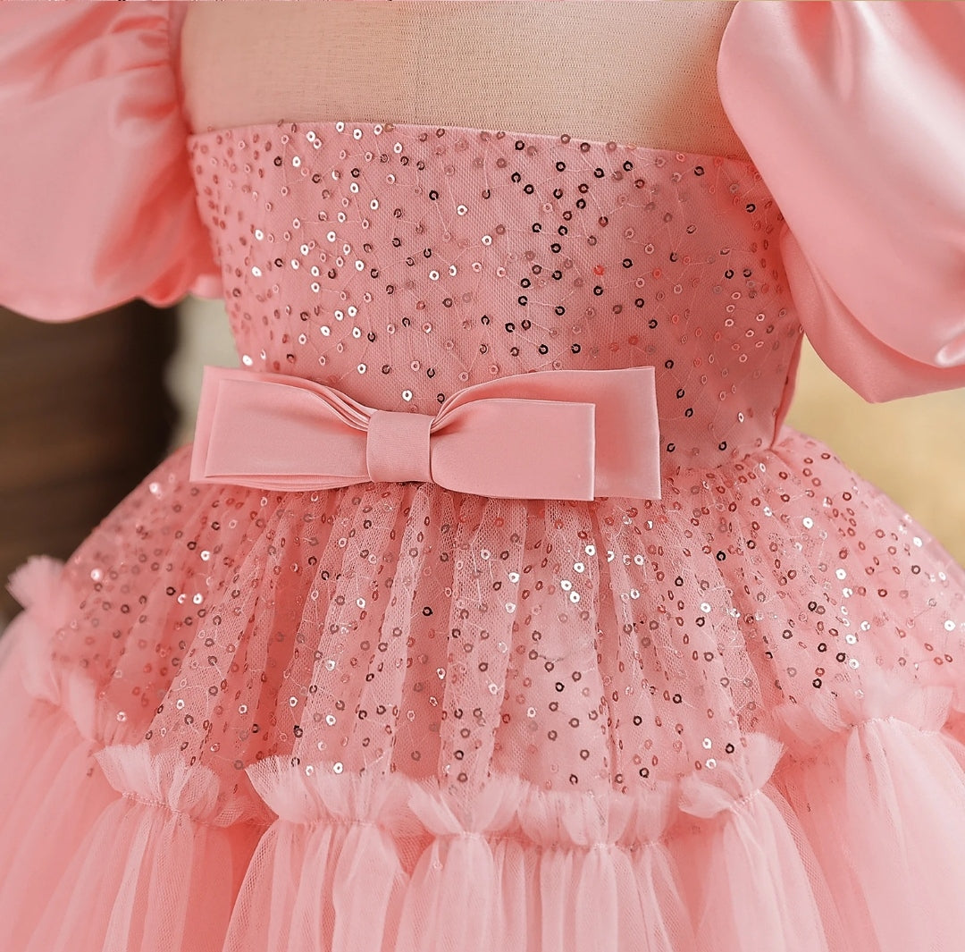 Vestido elegante lentejuelas y mangas princesas