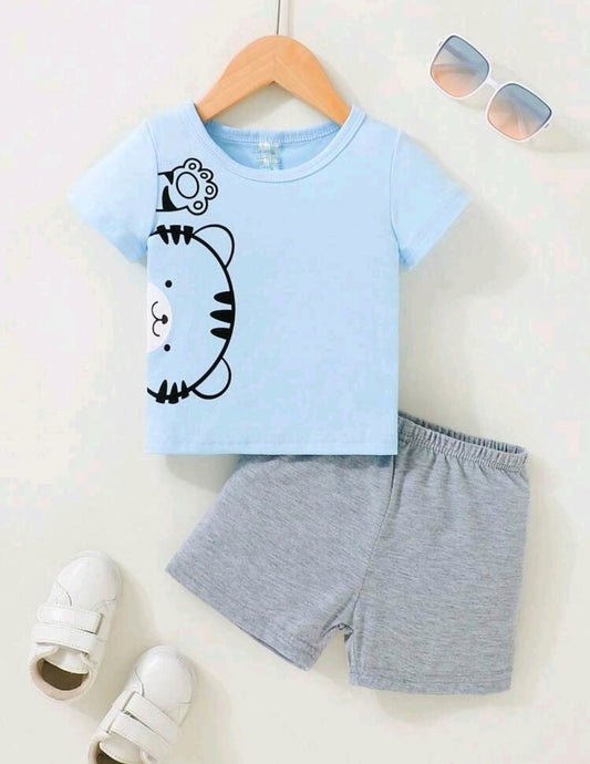 Remera con estampa de gato + short