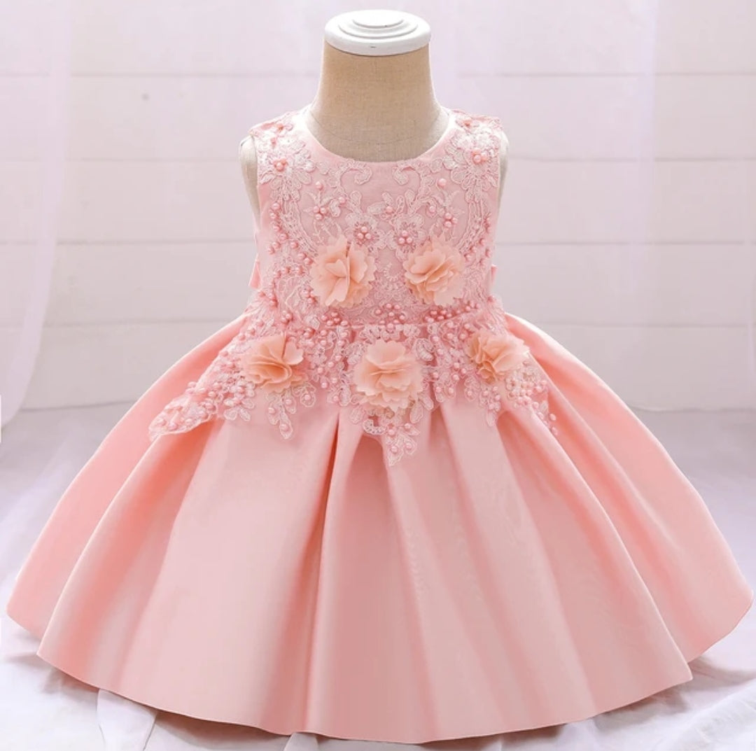 Vestido elegante con bordados floral y detalles en perlitas