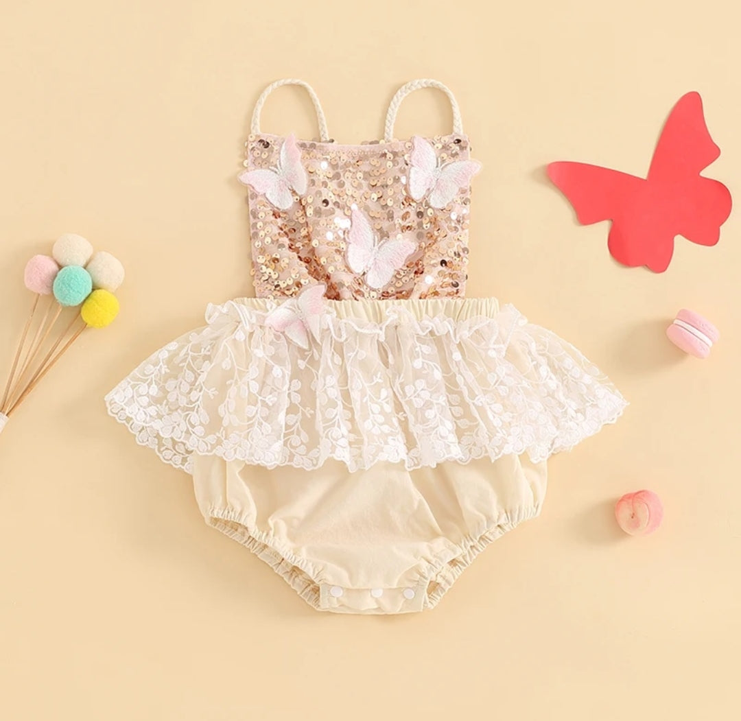 Body con lentejuelas y bordados de mariposas