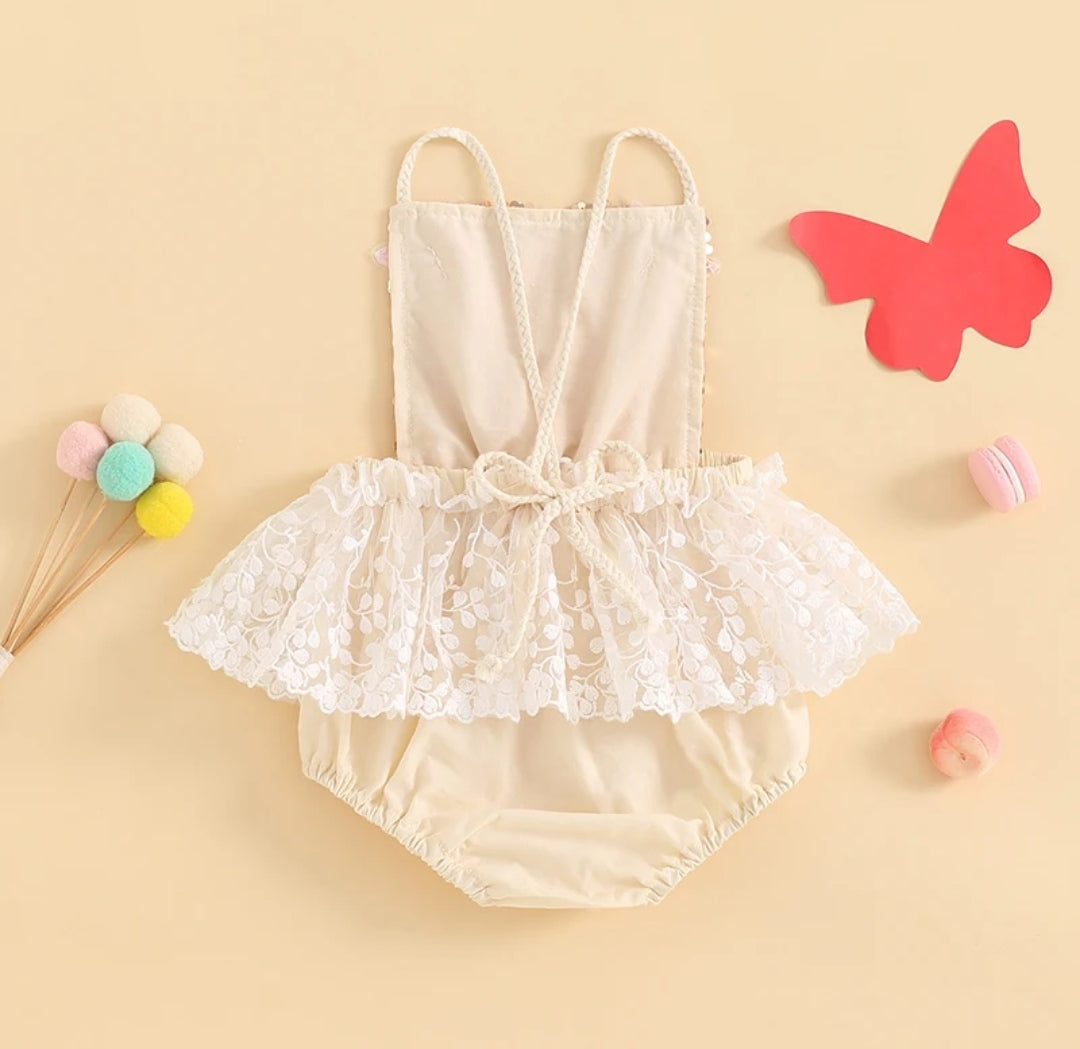 Body con lentejuelas y bordados de mariposas