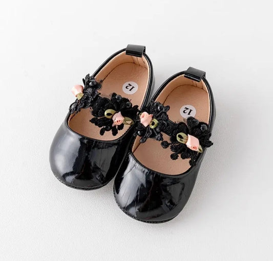 Acc. Zapatito antideslizante con detalles en flores