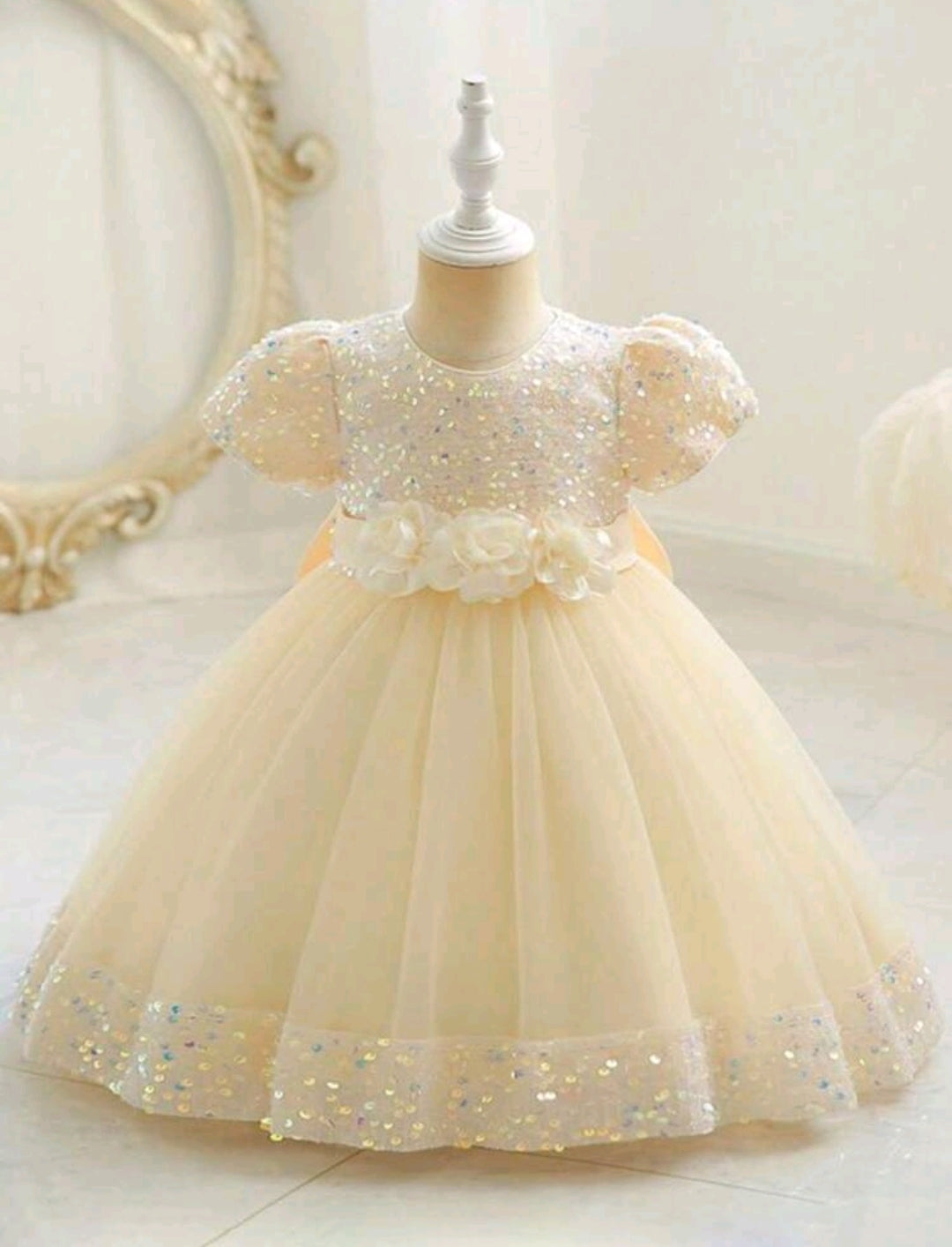 Vestido elegante con lentejuelas  y tul