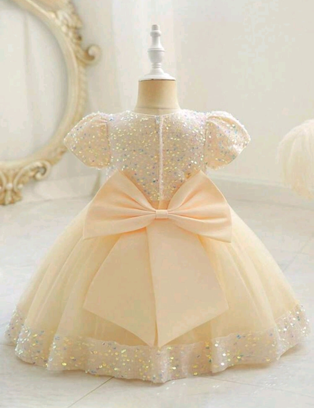 Vestido elegante con lentejuelas  y tul