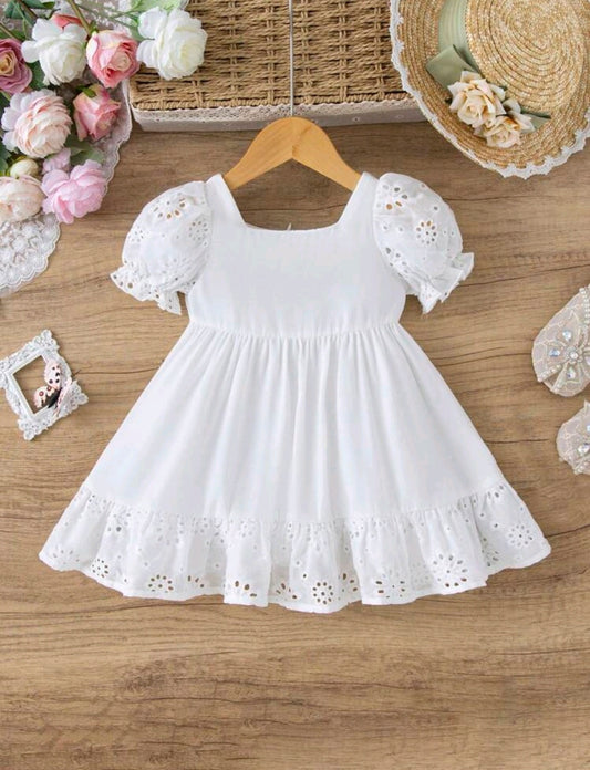 Vestido blanco con mangas tipo broderie