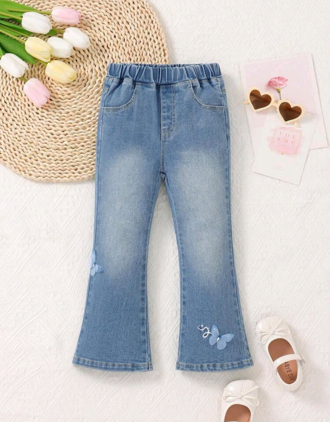 Pantalón de jeans con bordados de mariposas