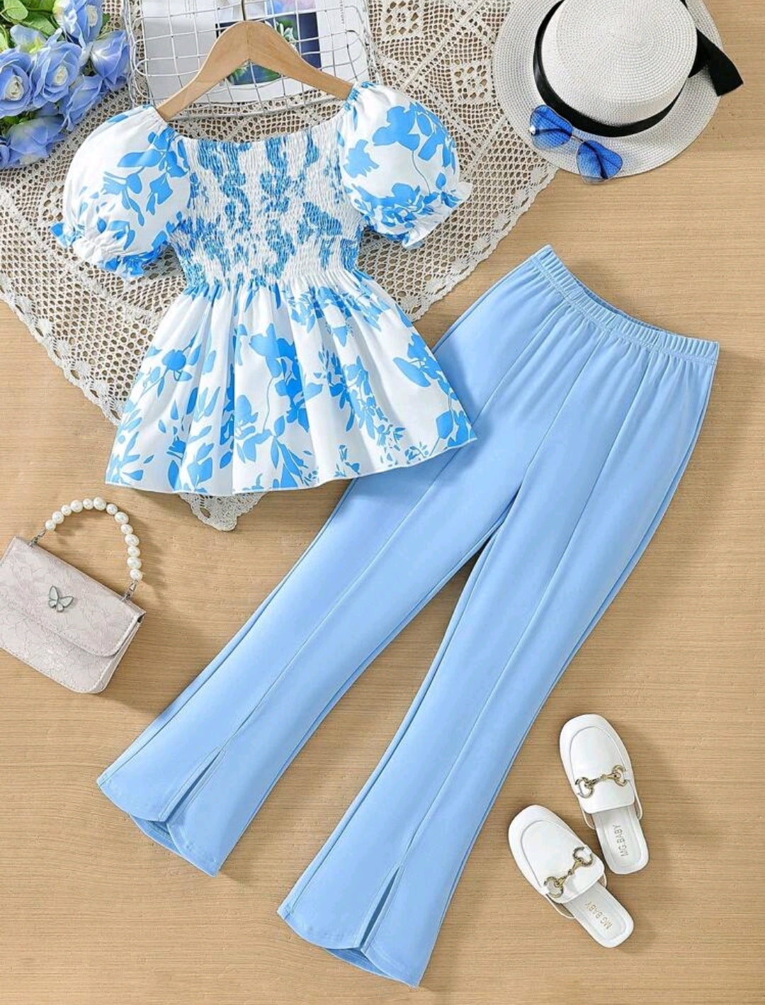 Blusa estampada + pantalón acampanado