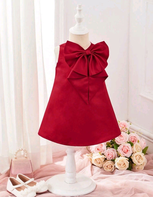 Vestido chic con detalles en moño