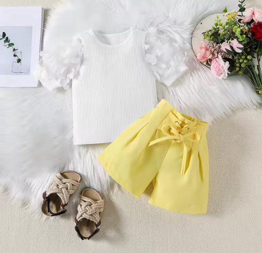 Blusa con mangas abullonadas + short cintura alta