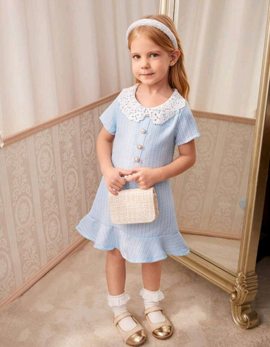 Vestido chic con cuello de muñeca