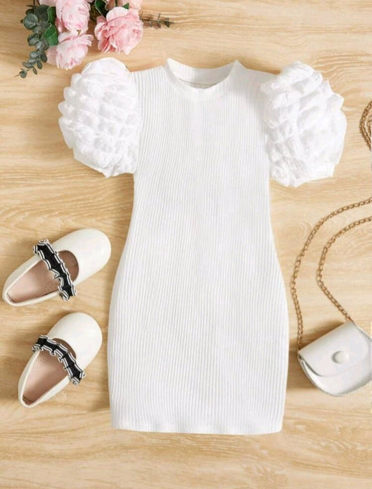 Vestido blanco con mangas abullonadas
