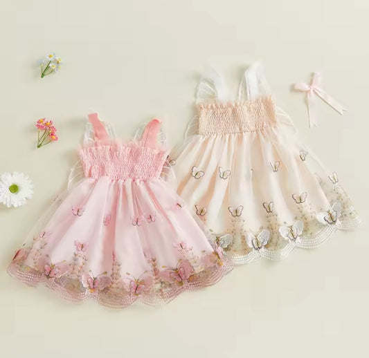 Vestido plisado con mariposas 3D y alitas