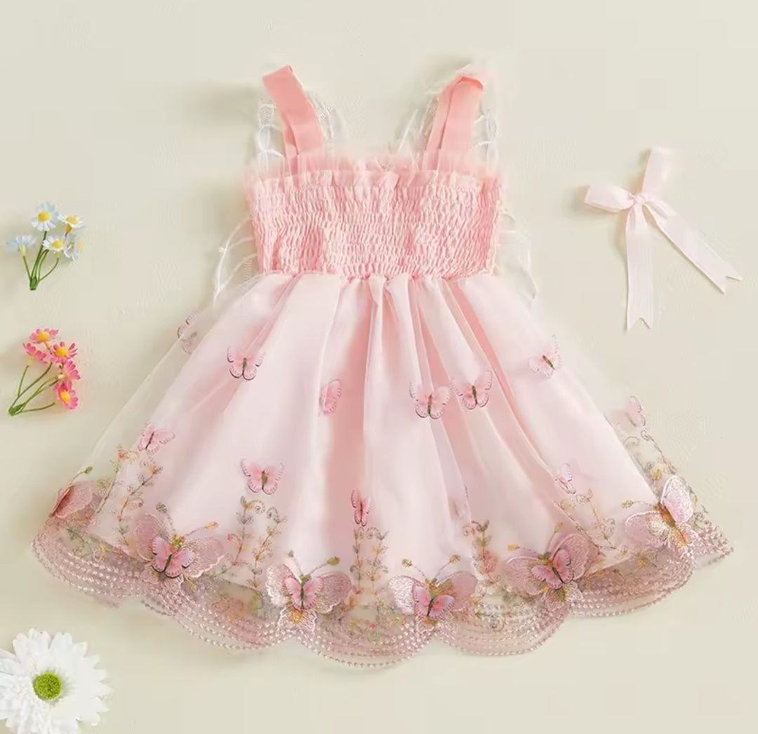 Vestido plisado con mariposas 3D y alitas