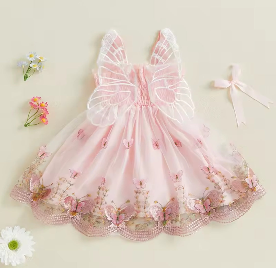 Vestido plisado con mariposas 3D y alitas