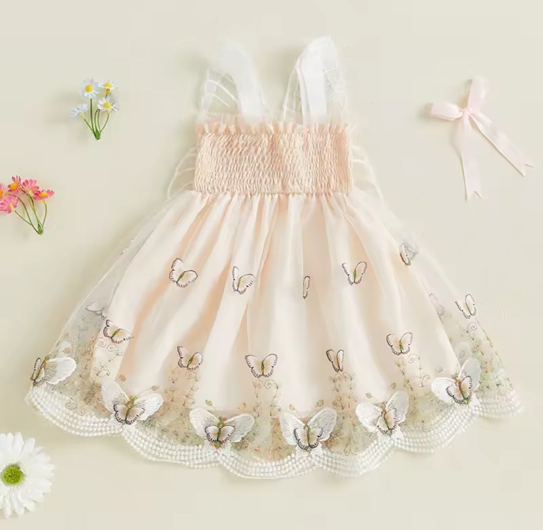Vestido plisado con mariposas 3D y alitas