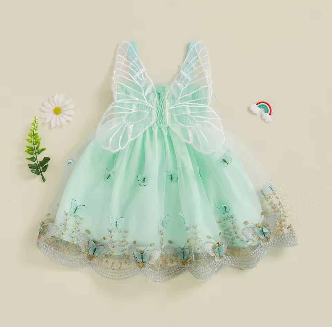 Vestido plisado con mariposas 3D y alitas
