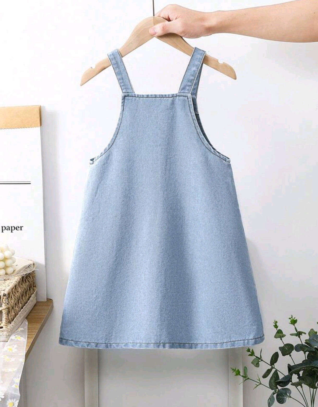Vestido tipo jardinera de Jeans con bordados de flores