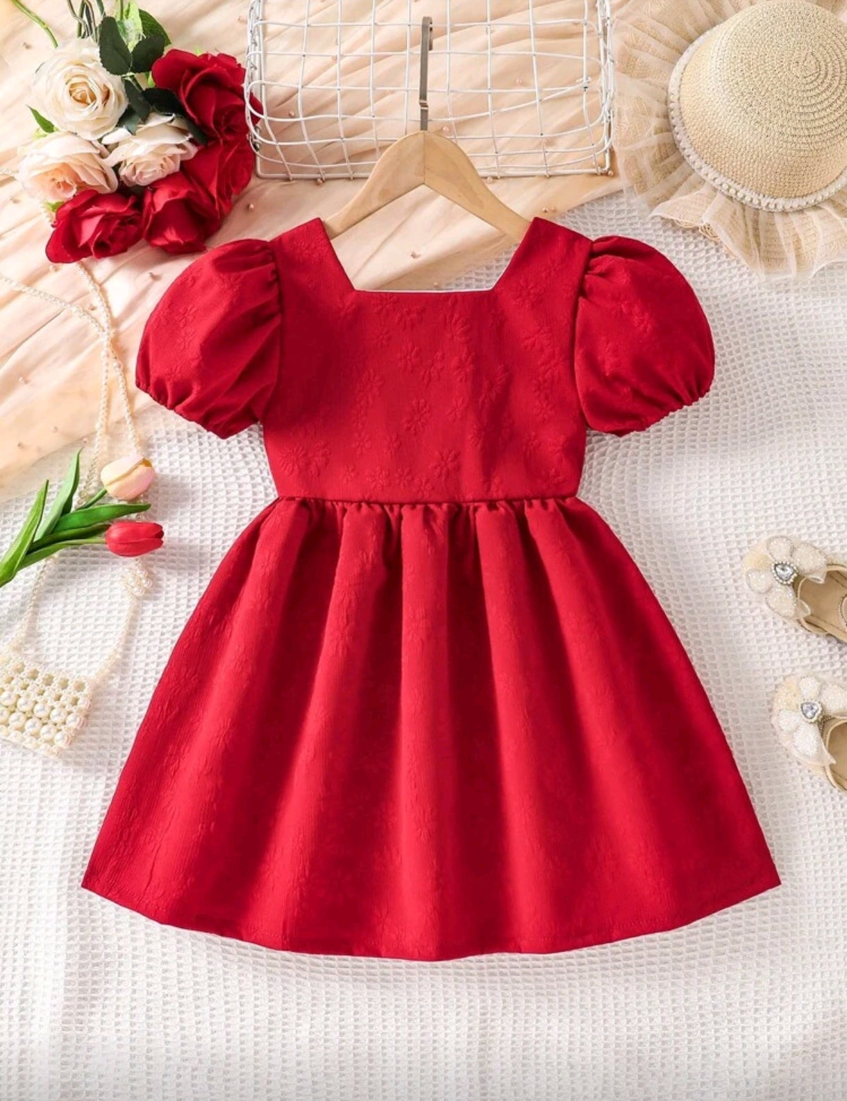 Vestido de mangas abullonadas, con lazo en la espalda abierta